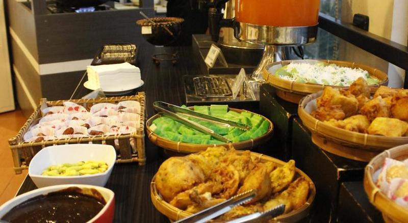 88 Embong Malang Tunjungan By Wh - Breakfast With The View On The Highest Floor And Strategic Location In The Center